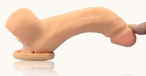 Dương vật giả đóng đất xịt nước